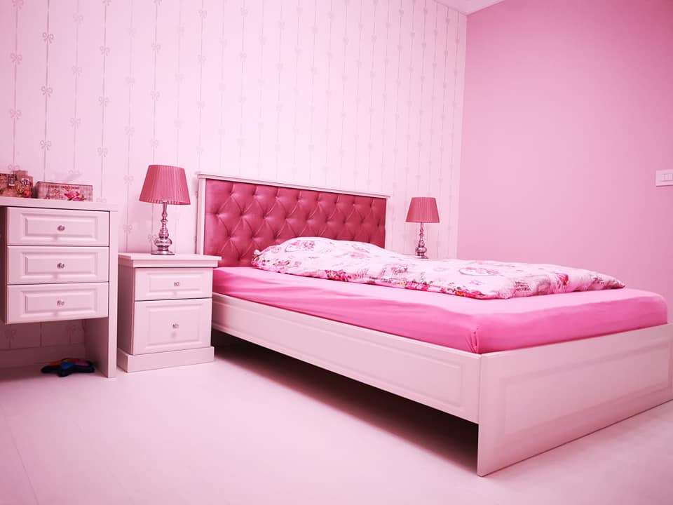 Dormitor roz